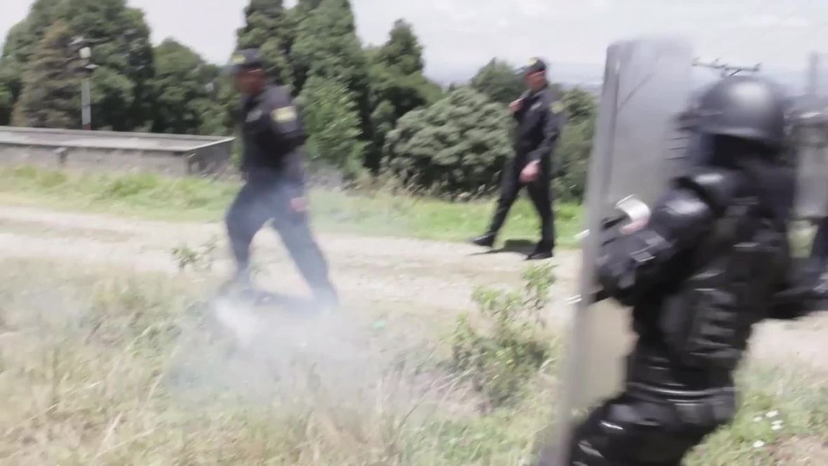 Colombia: All-female police brigade battle it out in mock-riot