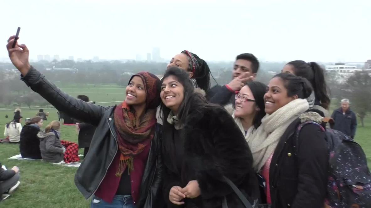 UK: LUNAtics! Londoners stare at smog-filled skies after eclipse obscured