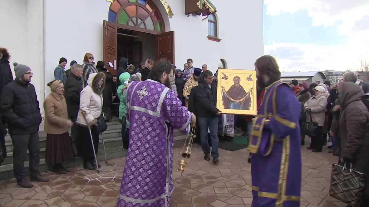 Russia: One day only! Thousands flock to see revered Virgin Mary icon