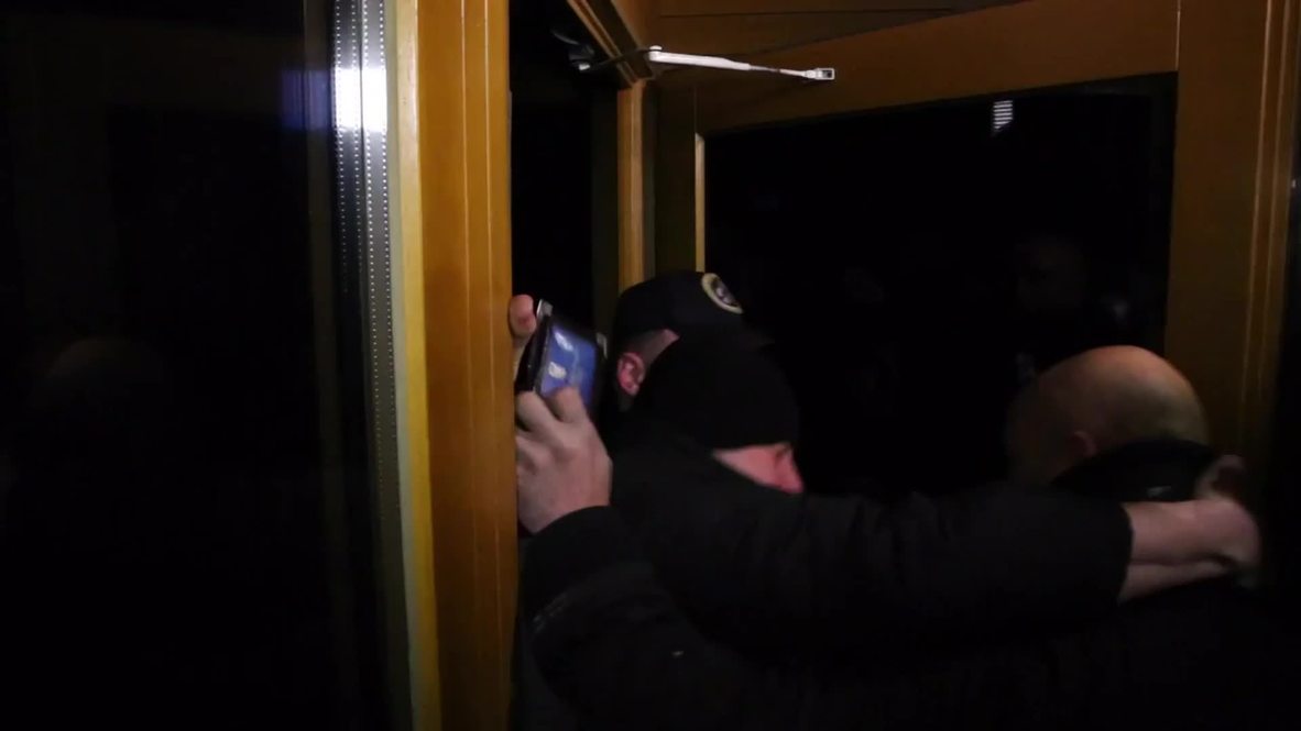 Ukraine: Scuffles break out after workers barricade UkrNafta HQ