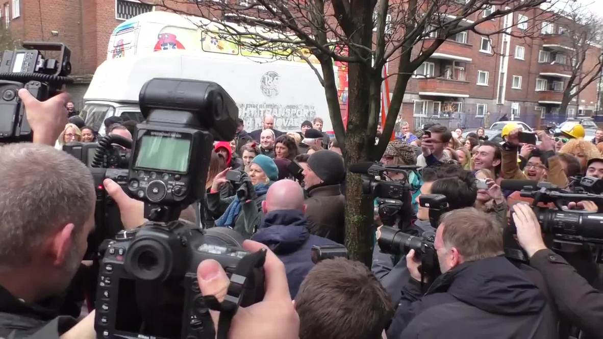 UK: Russell Brand opens "revolutionary" cafe in Hackney