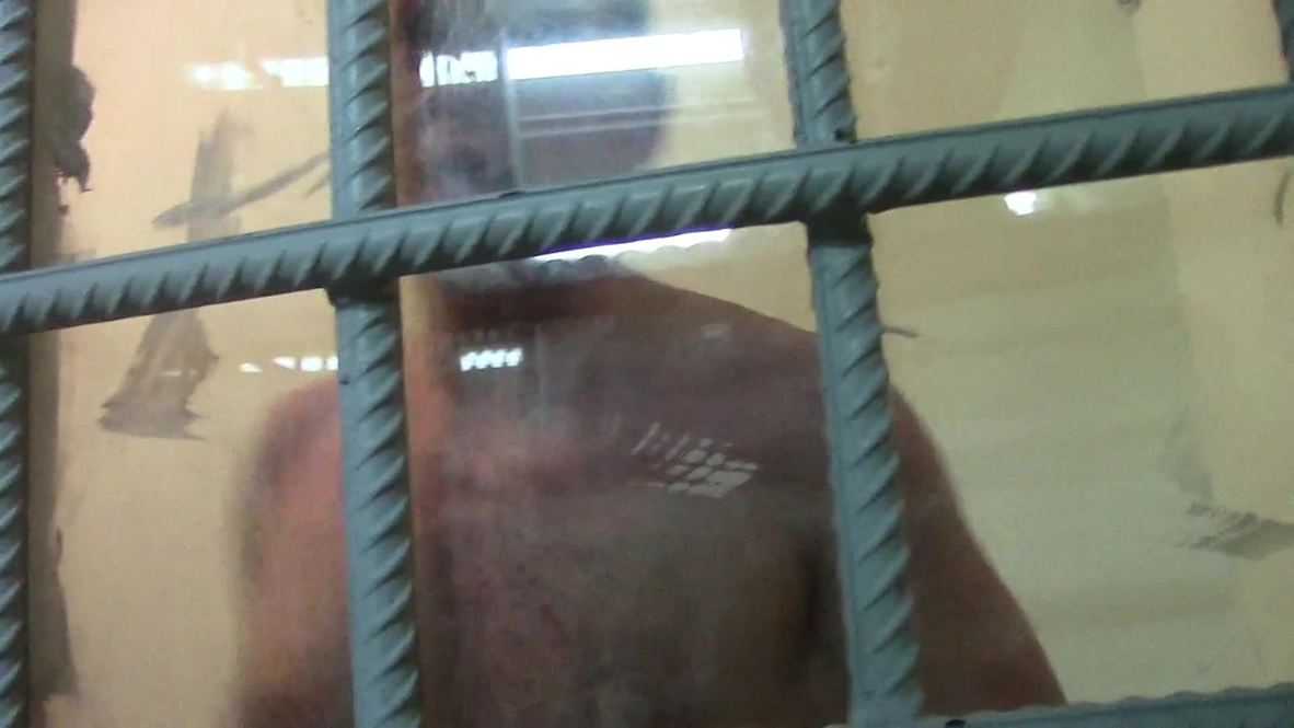Russia: See prisoner try to smash down jail cell door