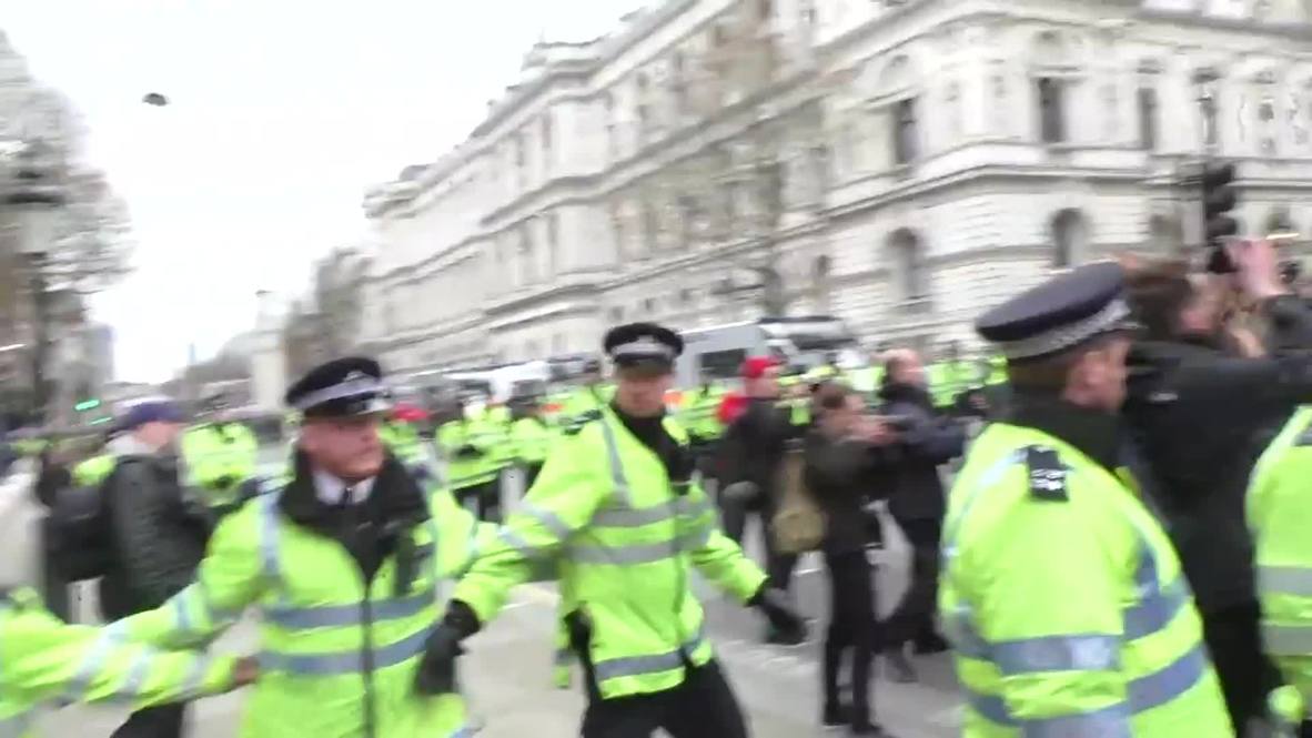UK: Black-bloc and police clash during London PEGIDA protest