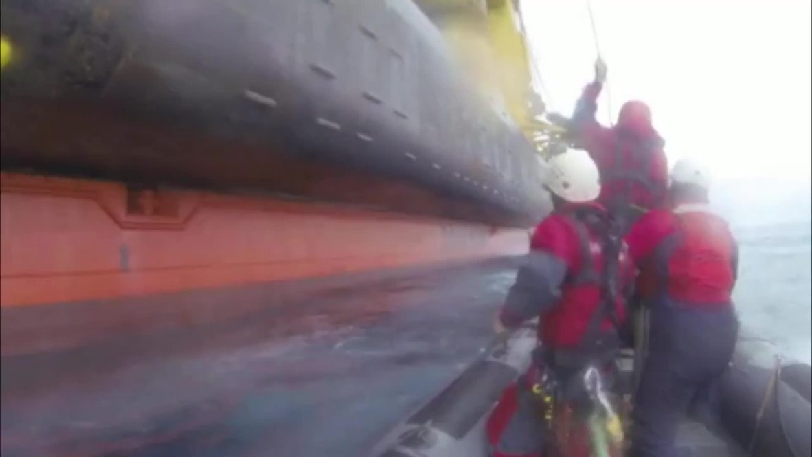 USA: See Greenpeace activists board Shell Polar Pioneer drilling rig