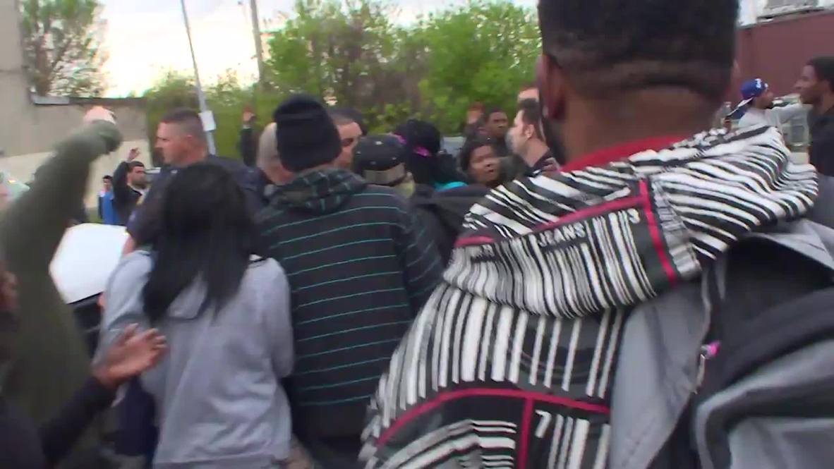 USA: Two arrested after scuffles break out at Freddie Gray protest in Baltimore