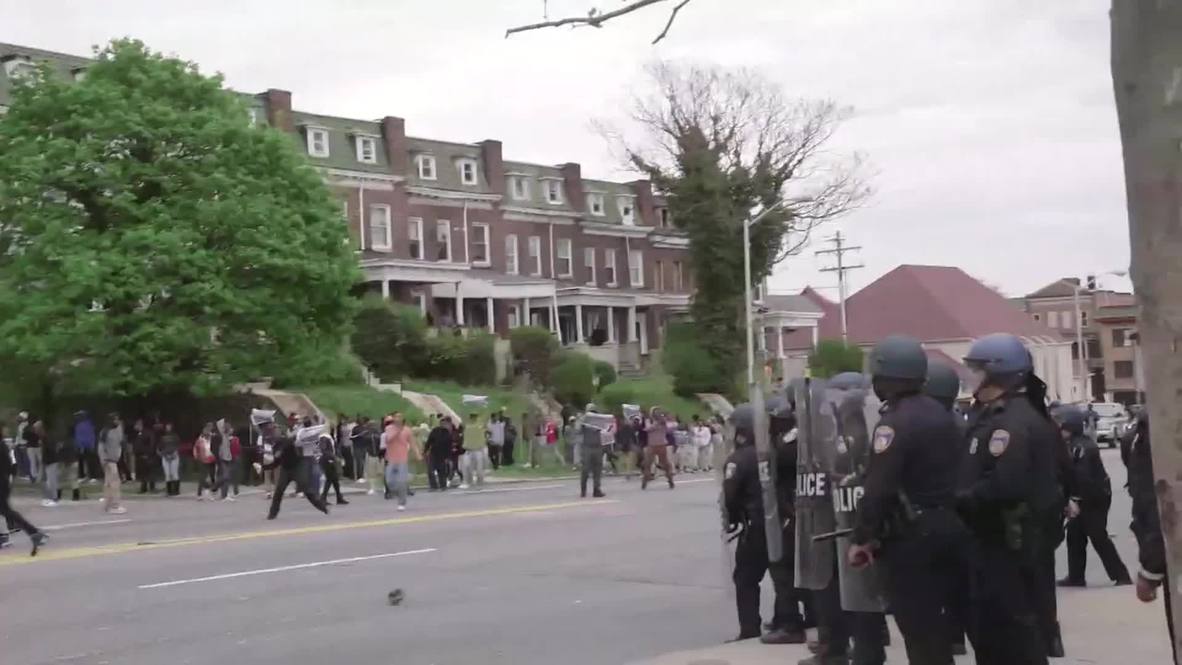 USA: Baltimore protesters rain projectiles on police