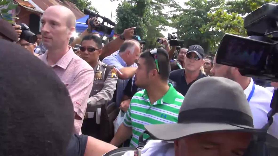 Indonesia: 'Bali 9' families visit the condemned, coffins arrive at prison