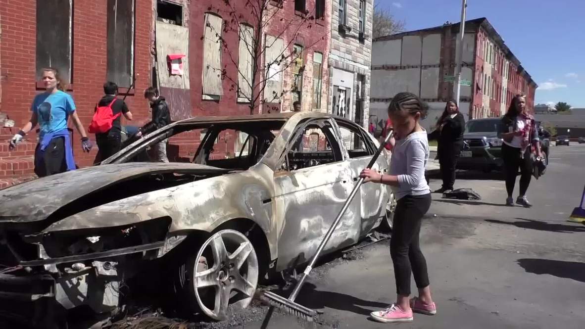 USA: Baltimore's students and teachers spend day off cleaning streets