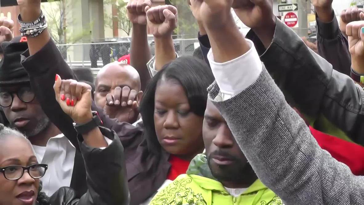 USA: Freddie Gray protesters 'welcome' charges against officers at Baltimore Intake Centre