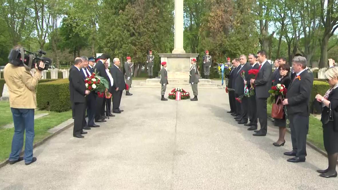 Austria: President Fischer salutes Red Army veterans for Victory Day