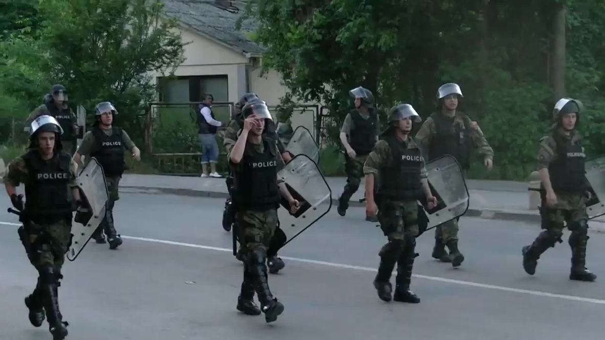 Macedonia: Anti-gov protesters face-off against riot police in Skopje