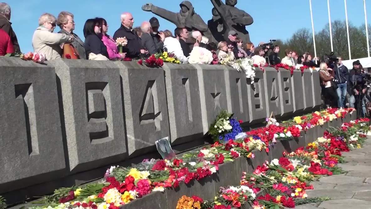 Latvia: Thousands celebrate V-Day in Riga with floral tributes to Red Army