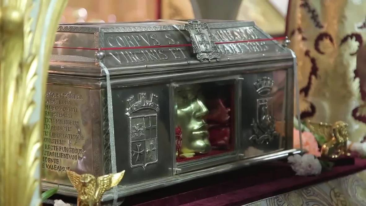 Greece: Hundreds queue to see Saint Barbara relic