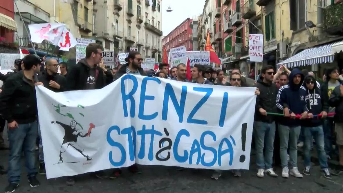 Italy: Anti-Renzi protesters march through streets of Naples