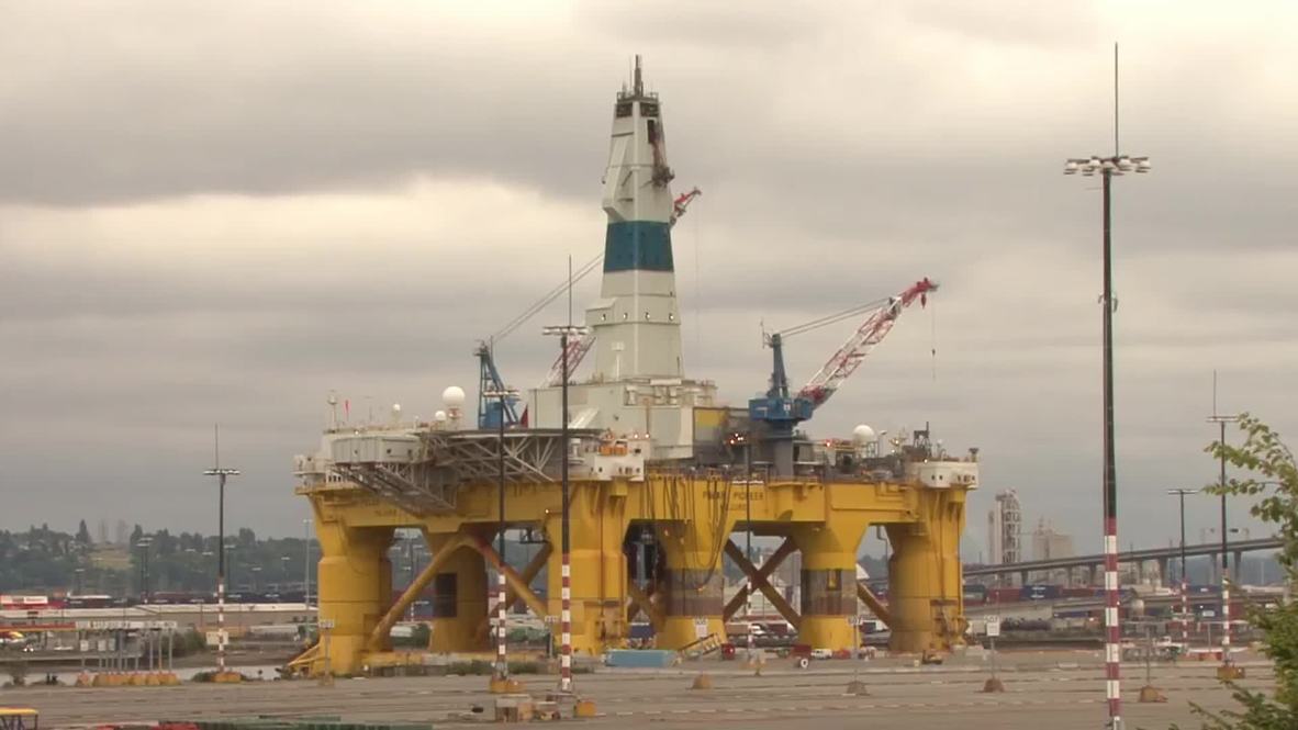 USA: 'Paddle in Seattle' protest Shell Oil rig