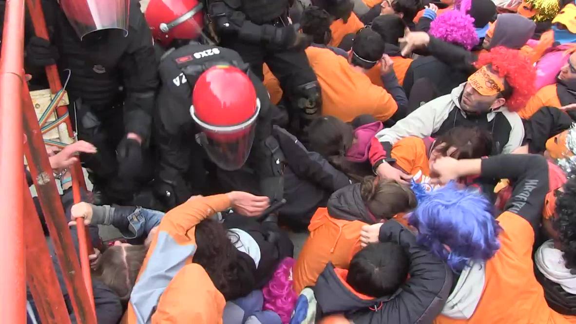 Spain: Riot police crush Basque protest demanding release of political activists