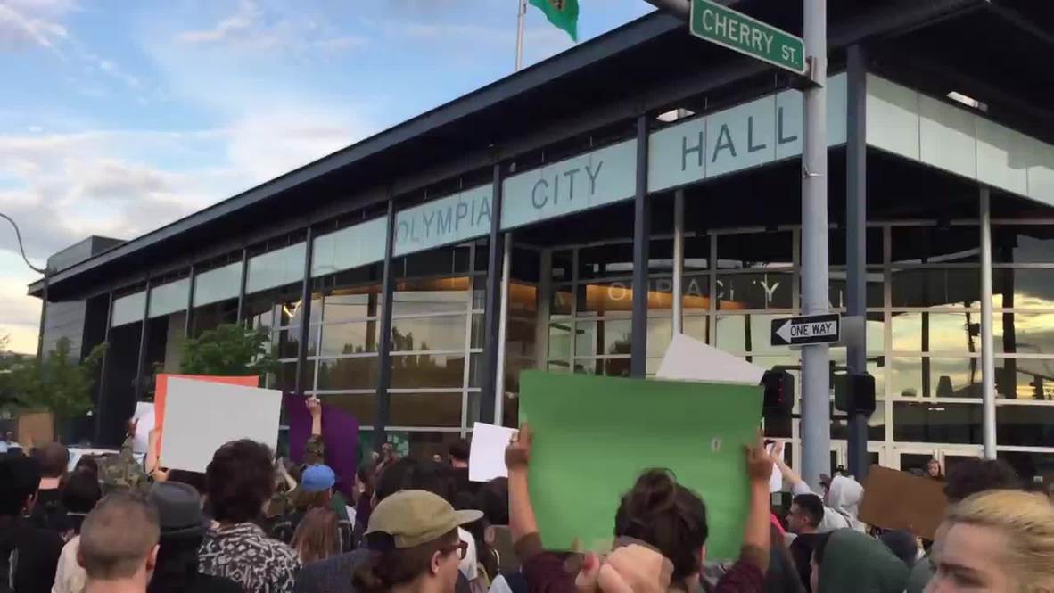 USA: Hundreds protest shooting of two unarmed men by police officer in Washington