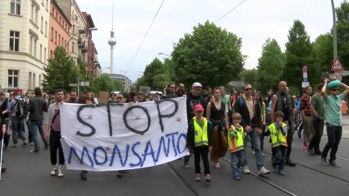 Germany: Berliners demonstrate against "poisonous" Monsanto