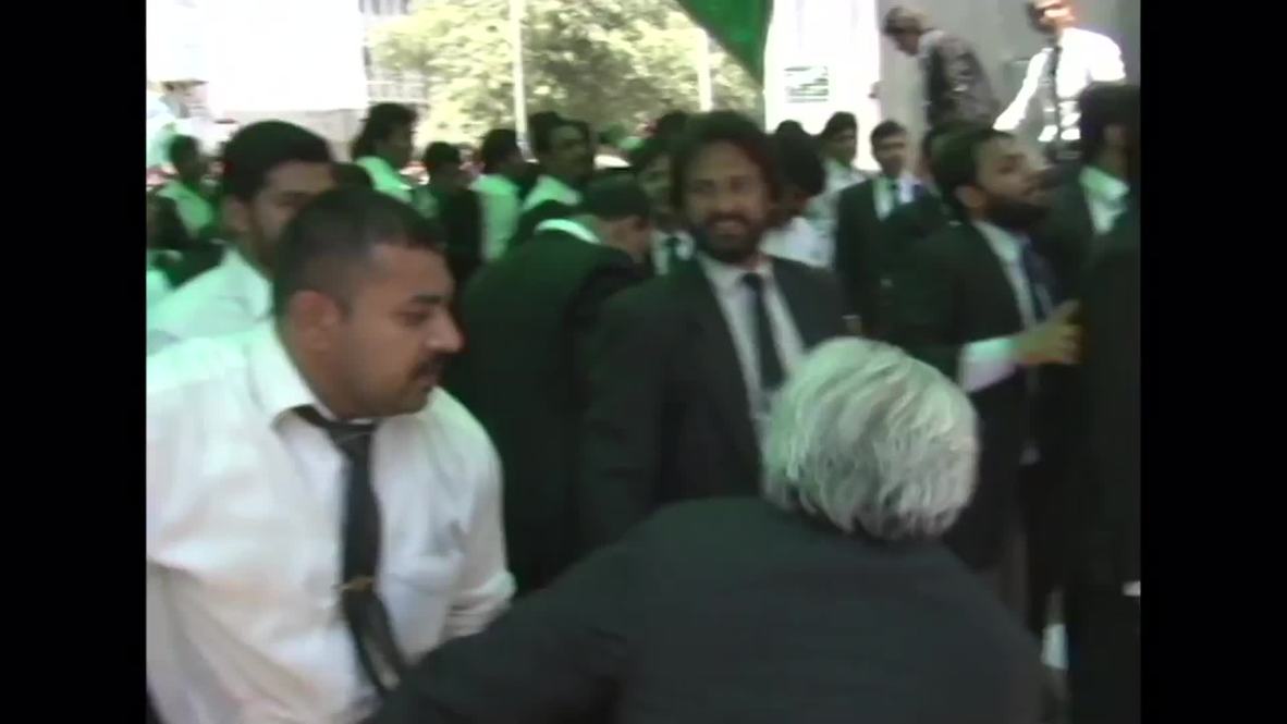 Pakistan: Lahore lawyers rage outside Punjab Assembly Building