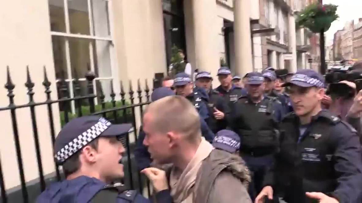 UK: Scuffles erupt after anti-austerity activists block apartment eviction