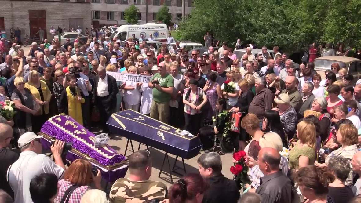Ukraine: Severely injured mother buries husband and child after Gorlovka shelling