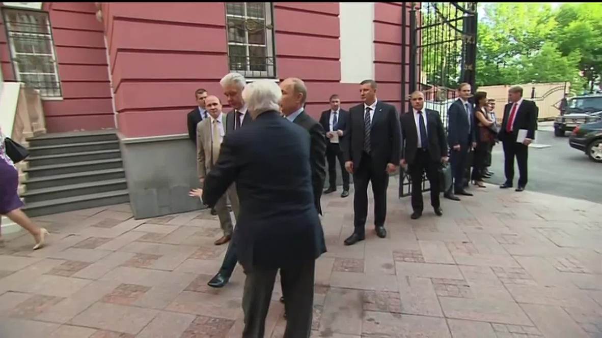 Russia: Putin gets sneak preview of Moscow State Art Gallery expo