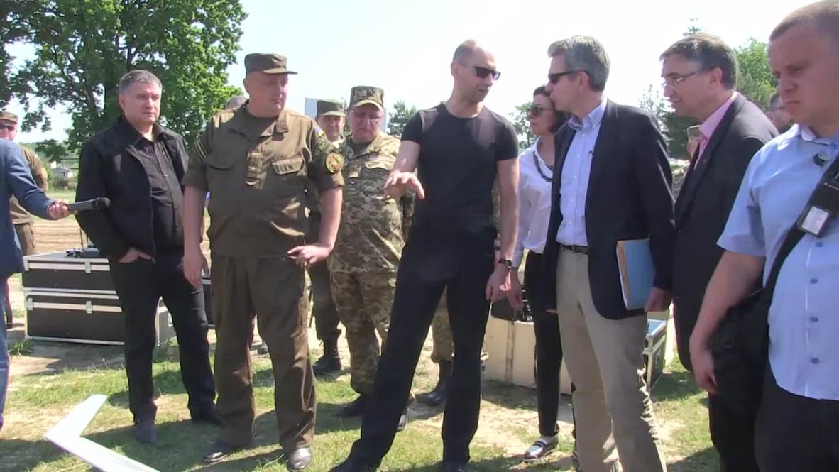 Ukraine: Yatsenyuk inspects US, Ukrainian troops in Lviv