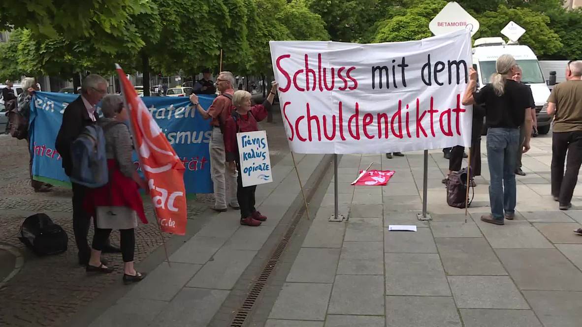 Germany: Activists show support for Greece during Varoufakis' Berlin visit