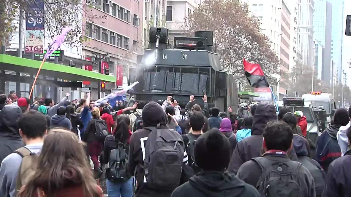 Chile: Water cannon unleashed as police clash with students