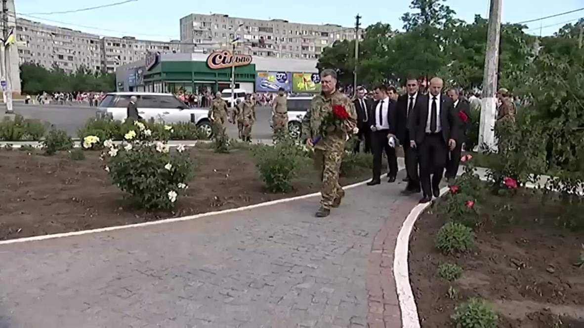 Ukraine: Poroshenko pays respects at Mariupol memorial