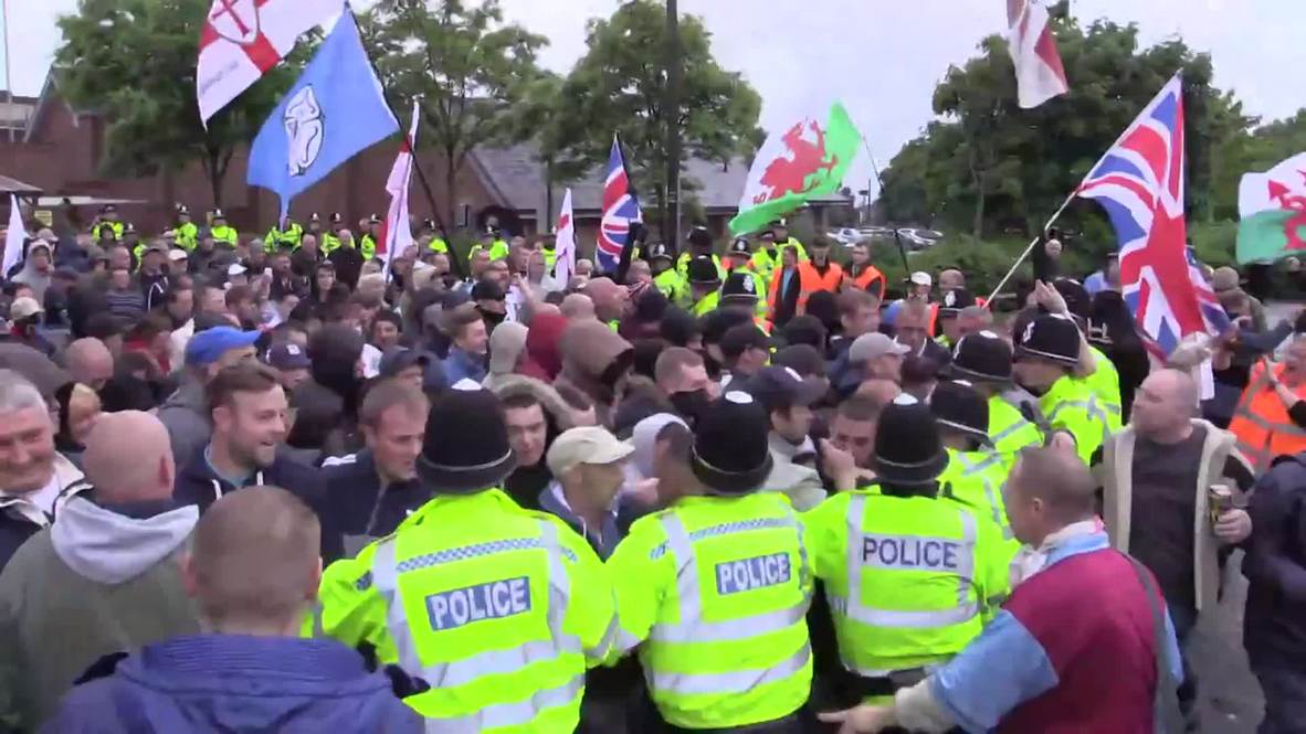 UK: Far-right protesters brawl with police in Dudley