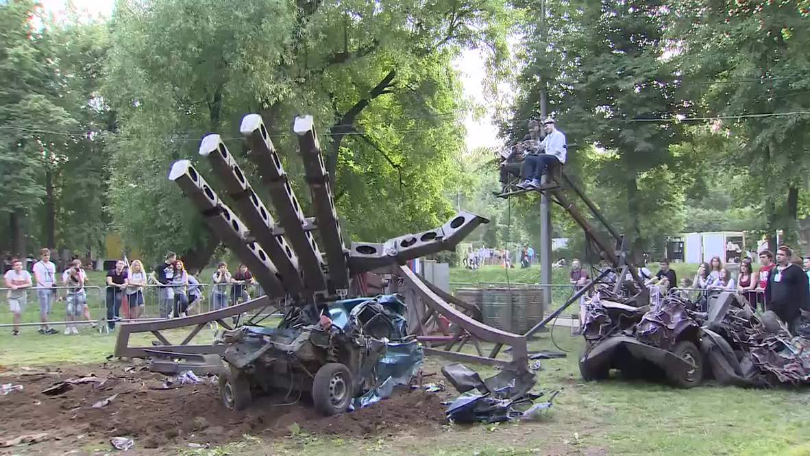 Russia: 'The Hand of Man' machine lets you crush cars!