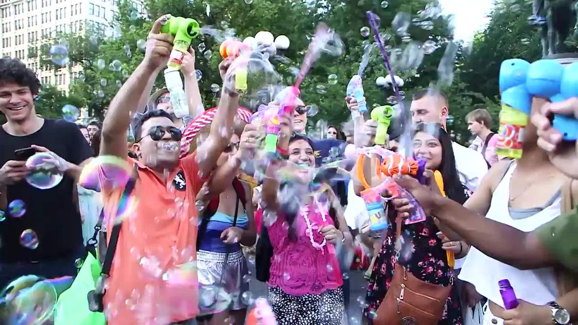 USA: BUBBLE BATTLE attracts 3,000 at New York's Union Square