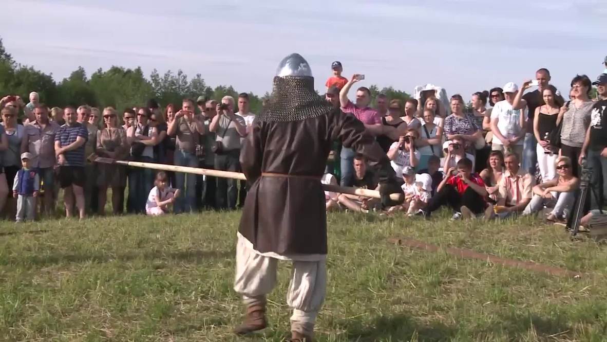 Russia: See men battle with spears at Staraya Ladoga medieval festival