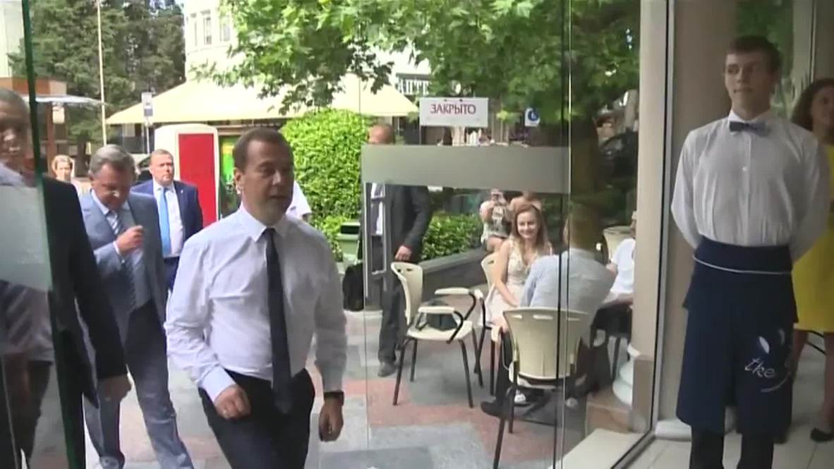 Russia: Medvedev fills his sweet tooth during confectionery store visit