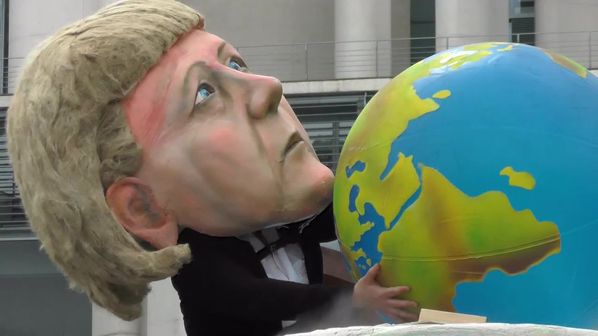 Germany: 'Pope Francis a much better climate activist than Merkel' - Berlin protesters