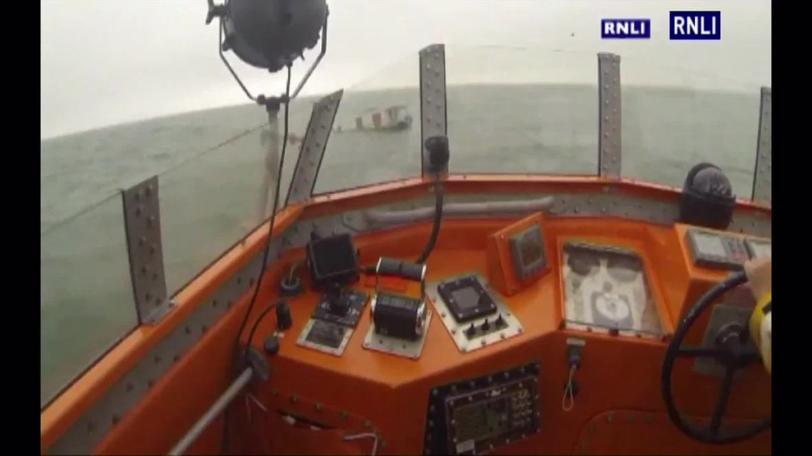 UK: House boat sinks in English Channel leaving unsalvageable hot-tub behind