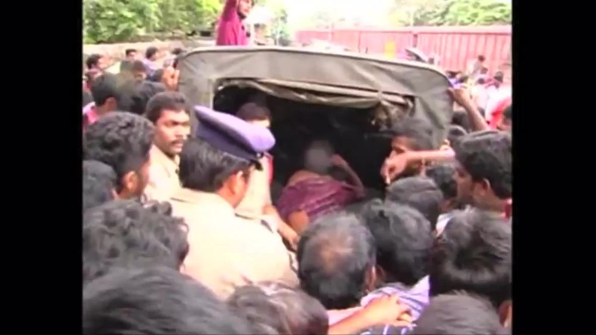 India: Angry mob attacks accused child killer, suspect dies *GRAPHIC*