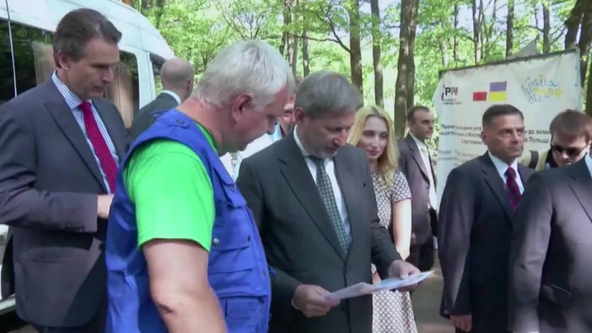 Ukraine: European Commissioner Hahn visits IDP social projects in Kharkov