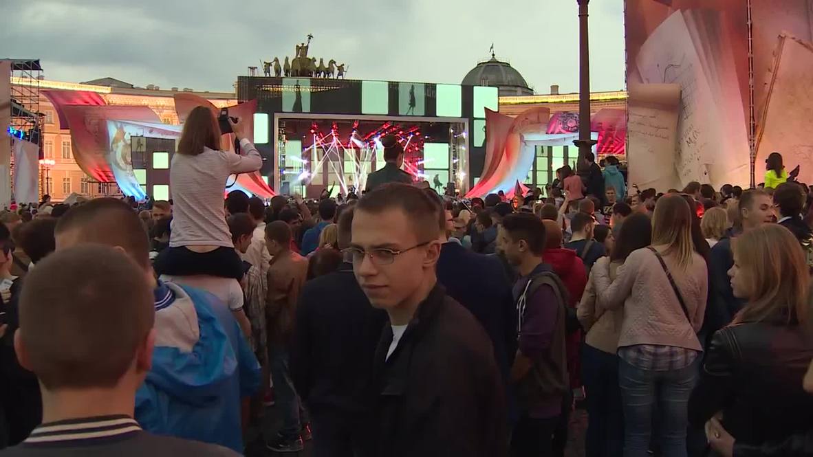 Russia: Thousands of students celebrate graduation in St. Petersburg