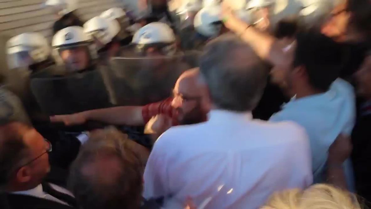 Greece: Scuffles break out at mass pro-EU protest