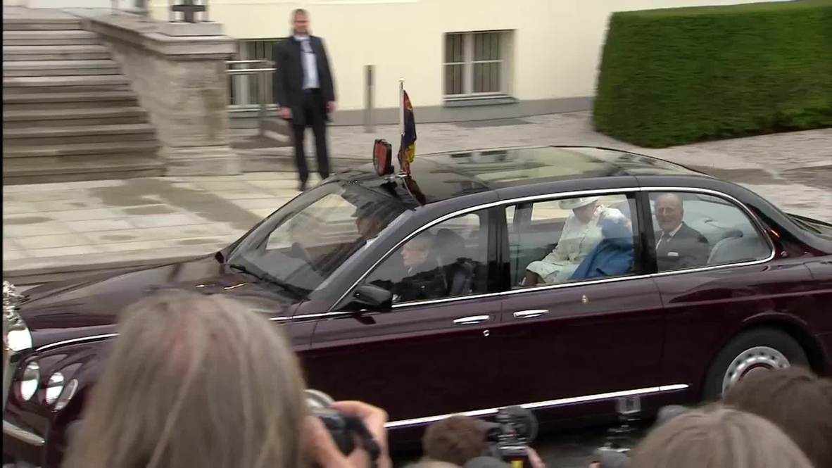 Germany: Gauck welcomes Queen Elizabeth II with full military honours