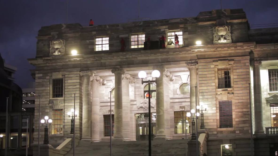 New Zealand: Greenpeace scale Parliament House in climate change action