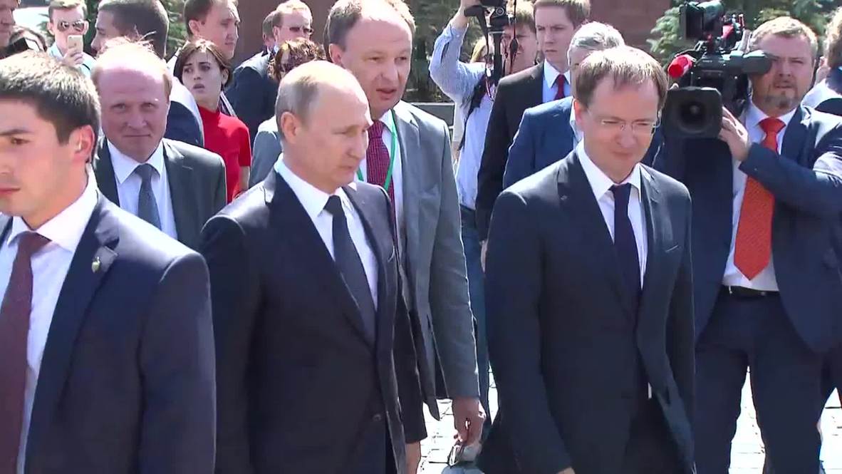 Russia: Putin visits first Red Square book fair in 100 years