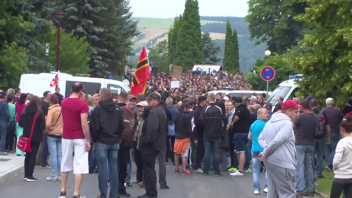 Germany: Hundreds protect refugees against far-right protesters near Dresden