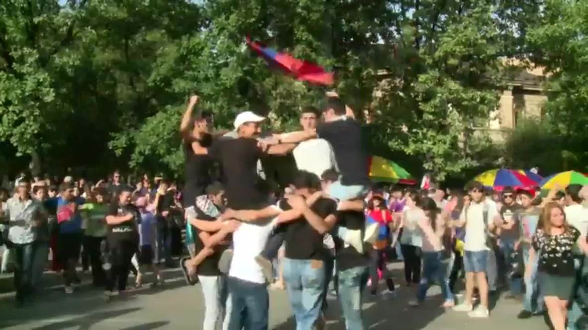 Armenia: Electric Yerevan protesters break into DANCE as demos continue