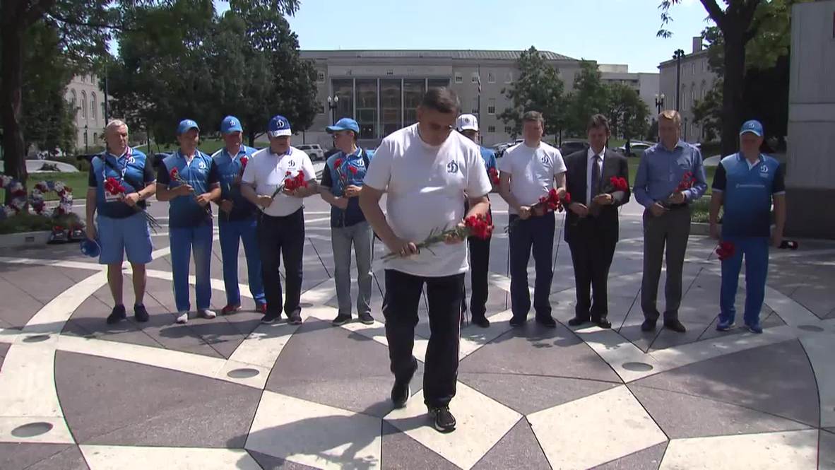 USA: Russian delegates lay flowers at U.S. Law Enforcement Officers Memorial