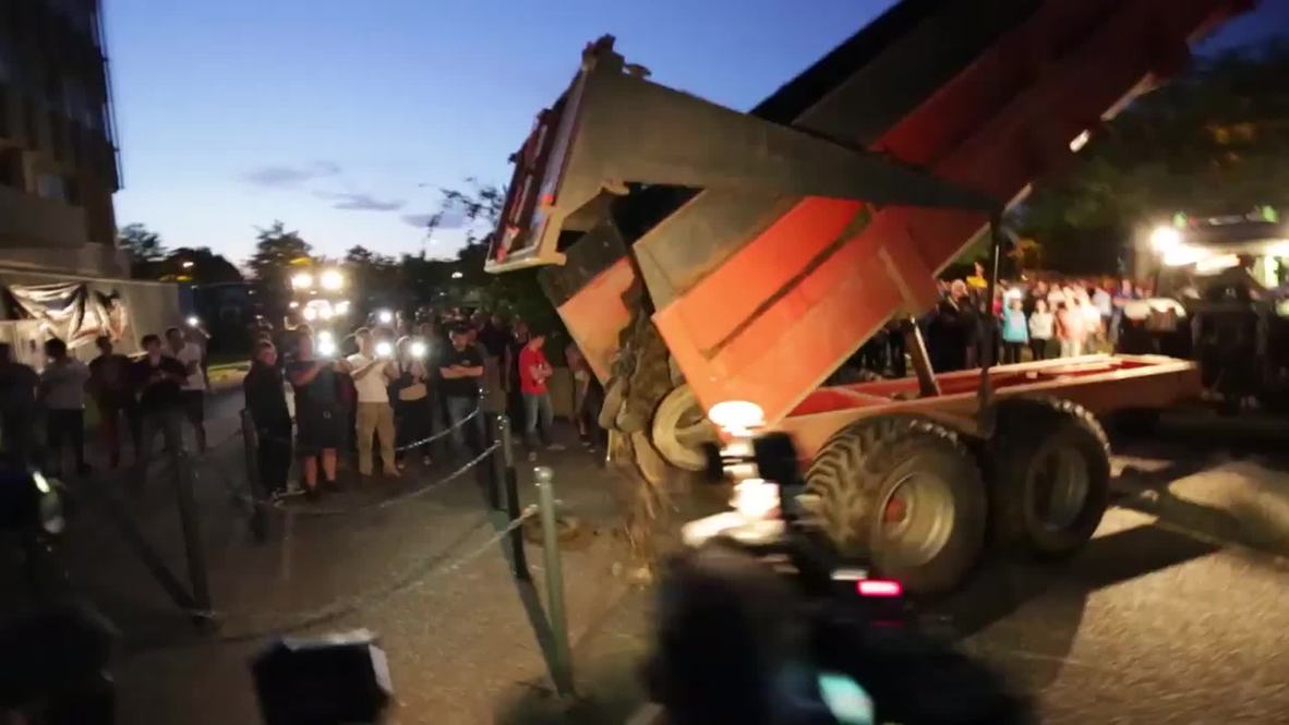 France: Rennes' farmers set huge fires and dump manure in protest
