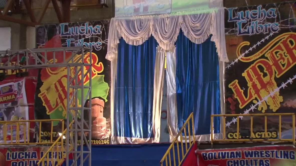 Bolivia: See strong-armed cholita beat down a CLOWN