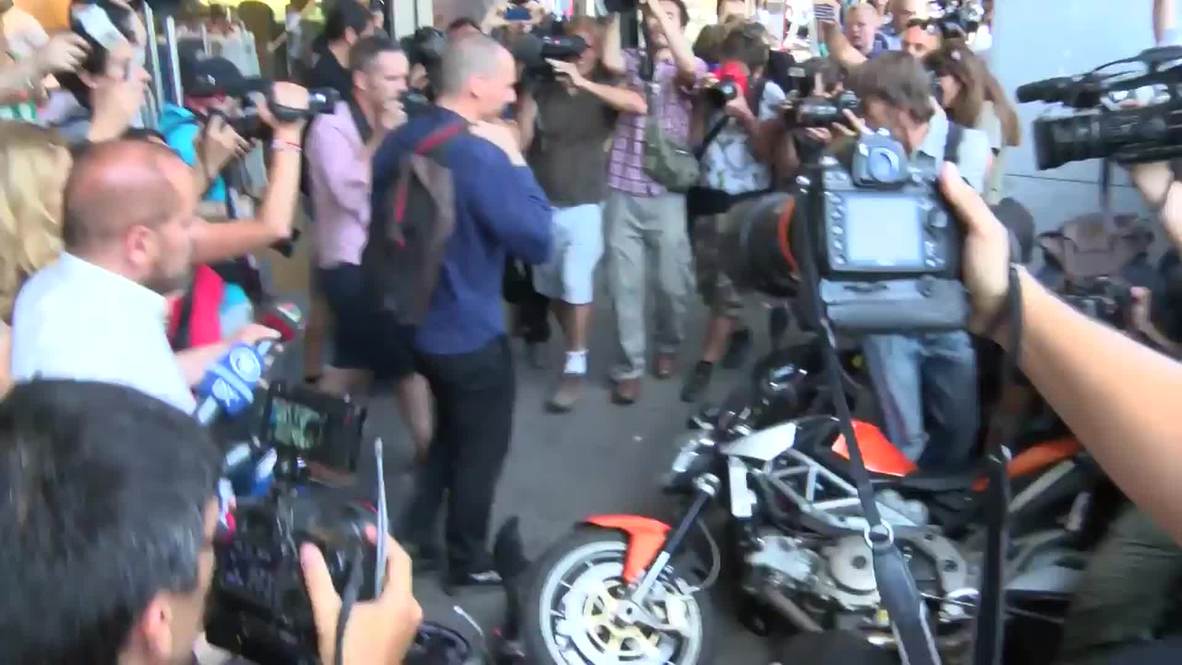 Greece: Varoufakis mobbed by journalists while leaving Finance Ministry